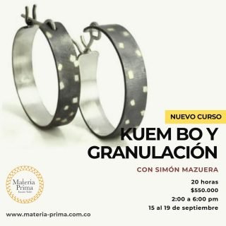 Keum Boo: Es una técnica coreana que consiste en la unión de finas láminas de oro 24 kilates que a través del calor y la presión se fusionan con la plata. En esta técnica no se usa soldadura.
Granulación: Es el arte de crear un patrón de superficie con esferas muy pequeñas de oro o plata.
Esta técnica se remonta al tercer milenio antes de Cristo.
La técnica fue inventada en el Mediterráneo Oriental y Egipto y posteriormente fue refinada por los orfebres etruscos. Esta técnica no usa ninguna clase de soldaduras, las bolas se unen unas con otras por el mismo calor. Simón Mazuera @simonmazuera.jewellery estará dictando estas dos fascinantes técnicas en un taller práctico de cinco días
Horario: 2:00 p.m a 6:00 p.m del 15 al 19 de septiembre!
Valor:$550.000 COP