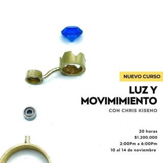 LUZ Y MOVIMIENTO PARA JOYERÍA
LEDS, rodamientos y movimientos mecánicos
Fecha: Del 10 al 14 de noviembre
Horario: 2:00 pm a 6:00 pm
Precio: $1.200.000 pesos colombianos
MATERIALES INCLUIDOS
CUPO MÁXIMO: 8 PERSONAS
Este taller está diseñado para explorar soluciones mecánicas y electrónicas que permitan integrar movimiento y luz en tus piezas.
En este curso se fabricarán dos piezas, un anillo con rodamiento (balinera) y un broche con luz y movimiento mecánico) utilizando técnicas que te enseñarán a incorporar movimientos fluidos mediante el uso de rodamientos miniaturas (balineras) así como introducir luz en tus piezas que se encienden al usarlas a través de sistemas LEDS y su correcto montaje
INSCRIPCIONES ABIERTAS