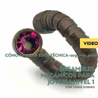 🎥 Explorando Técnicas de Ensamble Mecánico para Joyería SEGUNDA PARTE– con Chris Kiseno @kisenoart
En este video, Chris Kiseno presenta una introducción detallada al uso de los ensambles mecánicos como técnica alternativa a la soldadura en la fabricación de joyería contemporánea.
A través de un enfoque claro y estructurado, Kiseno expone los fundamentos de esta técnica, su aplicabilidad en distintos contextos de diseño, así como las ventajas funcionales y estéticas que ofrece.
🔍 En este contenido encontrarás:
• Principios del ensamble mecánico aplicado a la joyería
• Casos en los que esta técnica es preferible frente a métodos tradicionales
• Herramientas y materiales recomendados
• Ejemplos prácticos y consideraciones técnicas
Este recurso está dirigido a profesionales del oficio, diseñadores de joyería, docentes y estudiantes interesados en expandir sus recursos técnicos y conceptuales en la creación de piezas únicas y estructuralmente innovadoras.
📽️ Mira el video completo y profundiza en una técnica que amplía las posibilidades del lenguaje joyero contemporáneo.
#ChrisKiseno #JoyeríaContemporánea #EnsamblesMecánicos #TécnicasDeJoyería #DiseñoDeJoyería #FormaciónEnJoyería #materiaprimaescuelataller