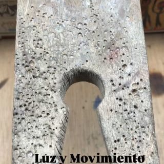 Un acercamiento al curso: Primera parte.
LUZ Y MOVIMIENTO PARA JOYERÍA
LEDS, rodamientos y movimientos mecánicos
Fecha: Del 10 al 14 de noviembre
Horario: 2:00 pm a 6:00 pm
Precio: $1.200.000 pesos colombianos
MATERIALES INCLUIDOS
CUPO MÁXIMO: 8 PERSONAS
Este taller está diseñado para explorar soluciones mecánicas y electrónicas que permitan integrar movimiento y luz en tus piezas.
En este curso se fabricarán dos piezas, un anillo con rodamiento (balinera) y un broche con luz y movimiento mecánico) utilizando técnicas que te enseñarán a incorporar movimientos fluidos mediante el uso de rodamientos miniaturas (balineras) así como introducir luz en tus piezas que se encienden al usarlas a través de sistemas LEDS y su correcto montaje